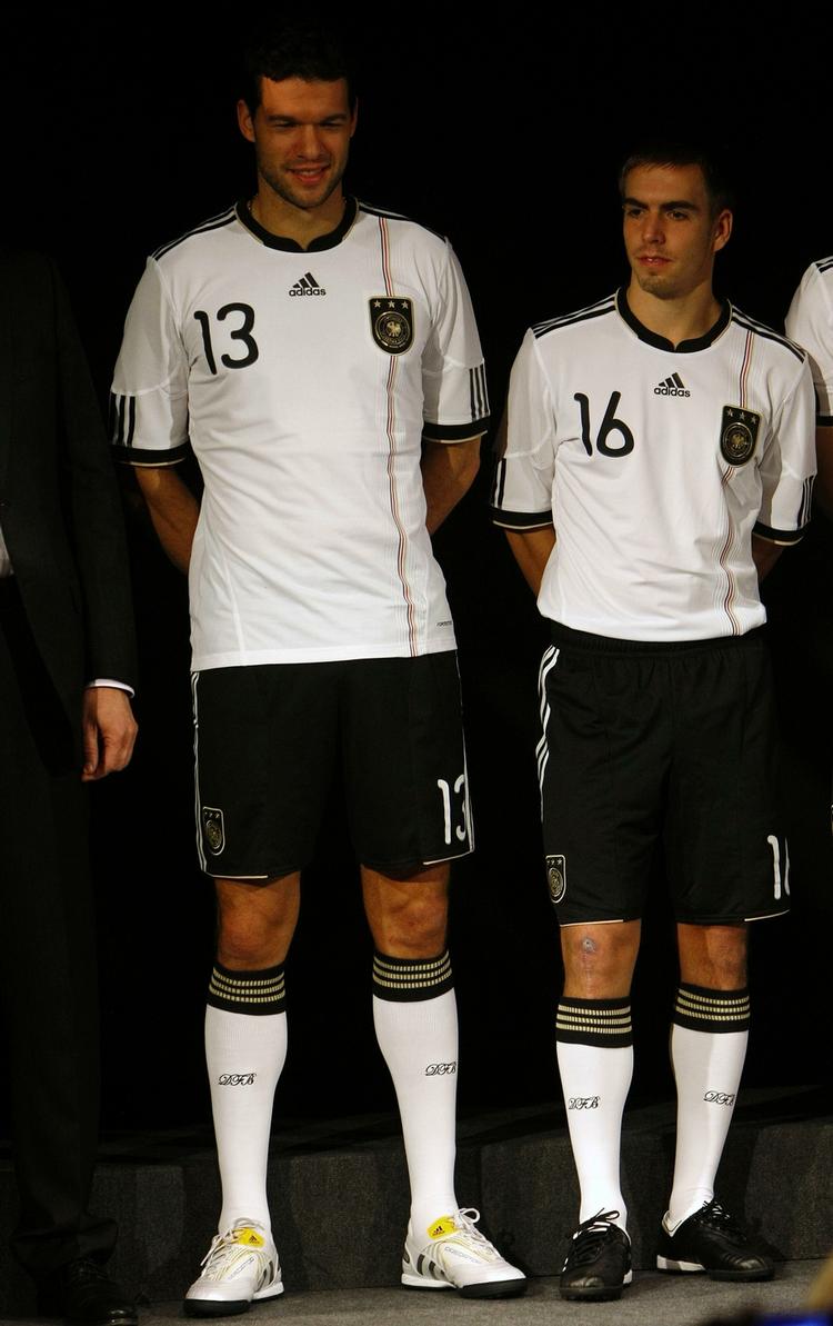 spielführer. Tyskland har to anførere i øjeblikket. Michael Ballack (tv), som er skadet og Philipp Lahm, som har gjort det godt under VM. Nu er der lagt op til kamp om anførerbindet. Arkivfoto. 