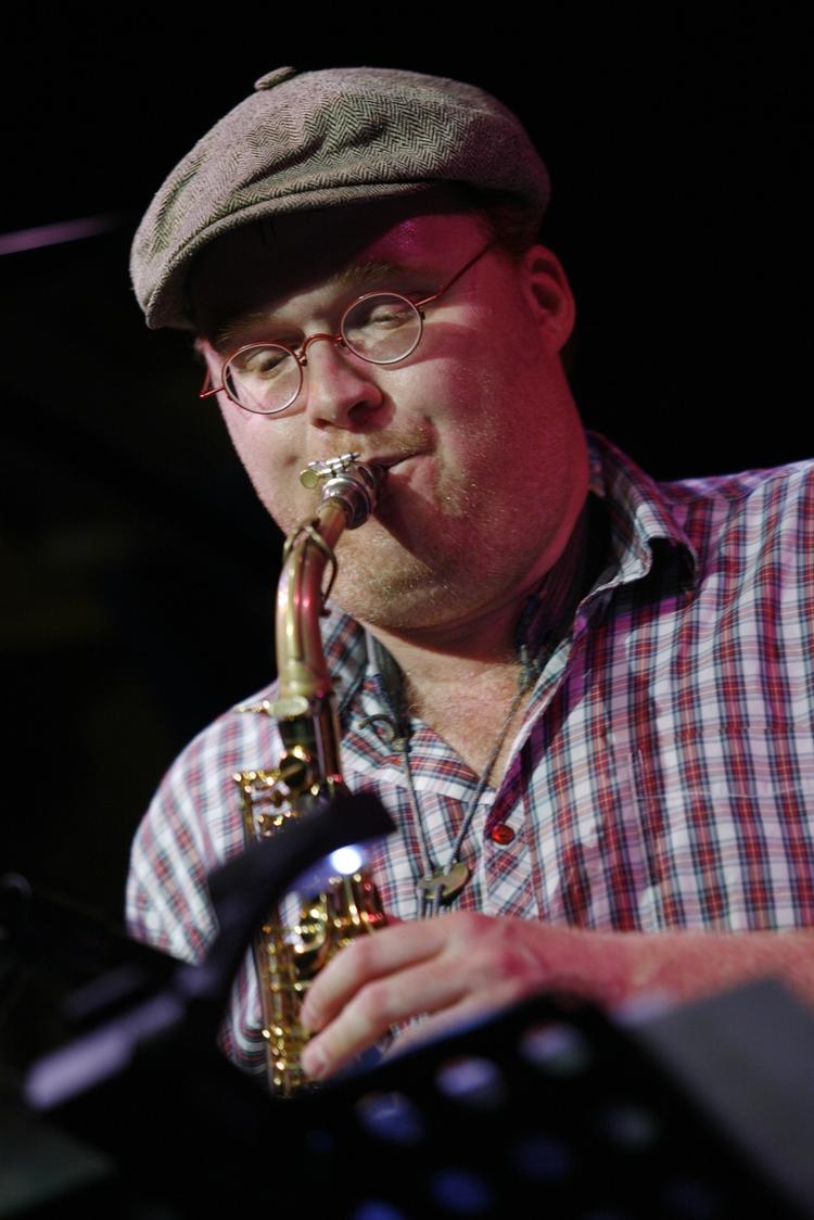 »Han har fået at vide, at solen skinner ud ad hans røvhul. Han mangler den der stopklods«, siger Niels Christensen, koncert-arrangør om kollegaen Benjamin Koppel. 