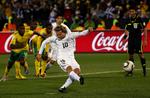 ombejlet. Diego Forlan har været en af de mest fremtrædende spillere ved VM i Sydafrika. Her scorer han på straffe mod værtsnationen. Arkivfoto. 