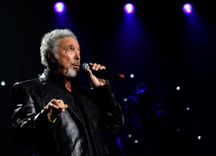 Spirituelt. Island Records håbede på en Tom Jones-plade med hits i stil med 'Sex Bomb' og 'Mama Told Me'. I stedet har den walisiske crooner begået et spirituelt album med sangtitler som 'Lord Help the Poor and Needy', 'If I Give My Soul' og 'Burning Hell'. Arkivfoto. 