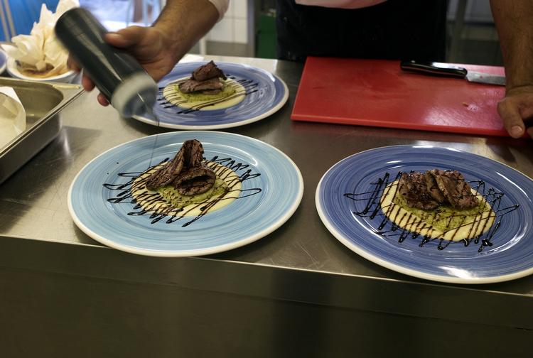 Der er fuldt hus, når Montmartre dagligt under festivalen disker op med treretters menu før koncerterne. 