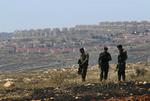 BESKYTTELSE. Israelske soldater ved stedet, hvor den uautoriserede bosættelse Mignon blev ryddet i april. 