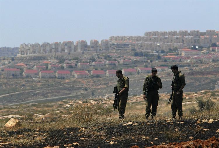 BESKYTTELSE. Israelske soldater ved stedet, hvor den uautoriserede bosættelse Mignon blev ryddet i april. 