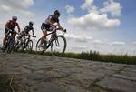 Brosten. Tour de France-rytterne dansede i dag over de nordfranske brosten. Den disciplin magtede Fränk Schleck ikke. Han styrtede og udgik. 