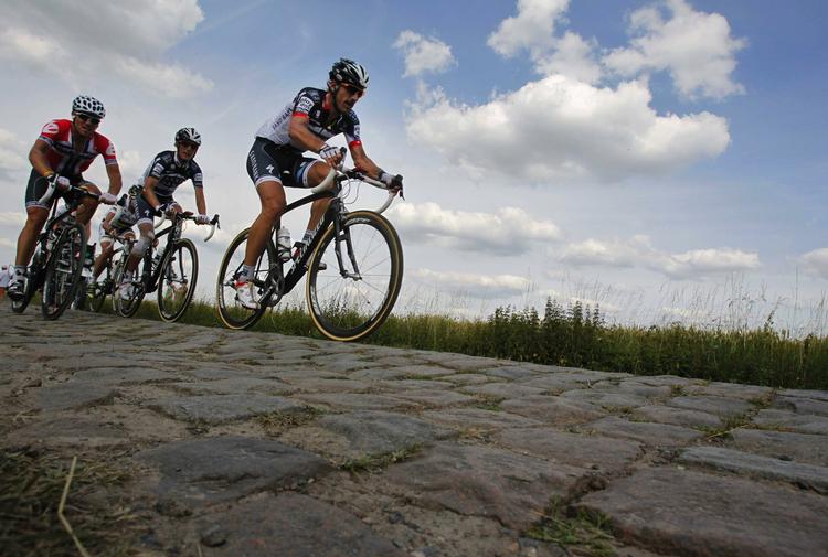 Brosten. Tour de France-rytterne dansede i dag over de nordfranske brosten. Den disciplin magtede Fränk Schleck ikke. Han styrtede og udgik. 