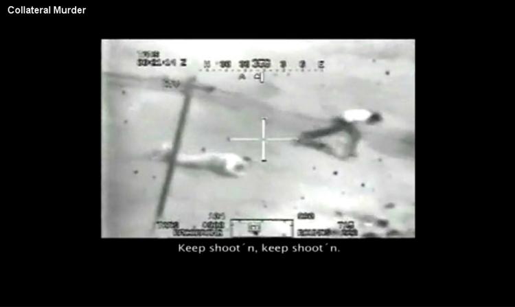 NEDSKYDNING. Helikopterens videokameraer filmede beskydningen af civile irakere i Bagdag. Underteksten viser, hvad der blev sagt om bord på kamphelikopteren under episoden. 