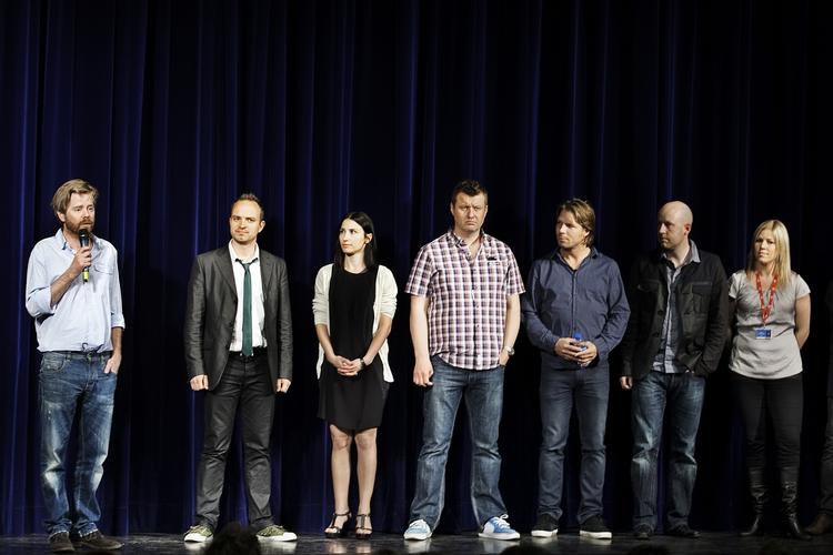 Prissat. Holdet bag 'Armadillo'-filmen på årets Cannes Filmfestival, hvor den som første dansk dokumentarfilm nogensinde vandt en pris. 