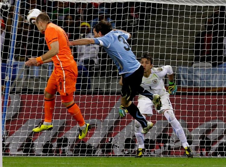 3-1. Arjen Robben viste et kvarter før tid, at han kan andet end at svinge det berømte venstreben, da han scorede på et perfekt timet hovedstød. 
