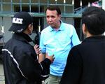 Af´hørt. Mikail Pletnev bliver udspurgt af en thailandsk politibetjent uden for sit hjem i Pattaya. 