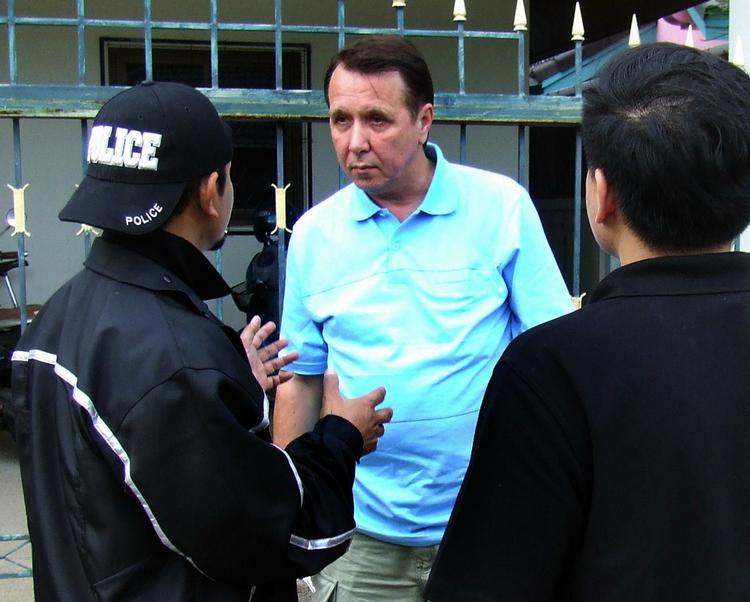 Af´hørt. Mikail Pletnev bliver udspurgt af en thailandsk politibetjent uden for sit hjem i Pattaya. 