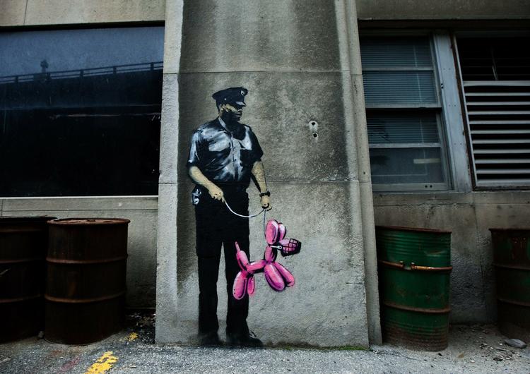 street. Briten Banksy er en af de første og største eksponenter for gadekunsten. Han blev oprindelig kendt for sine karakteristiske stencil-værker. 