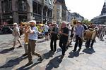 På Strøget har kun én ud af ti turister hørt om jazzfestivalen. Festivalen starter ellers traditionen tro med Orion Brass Bands tur gennem det indre København. 