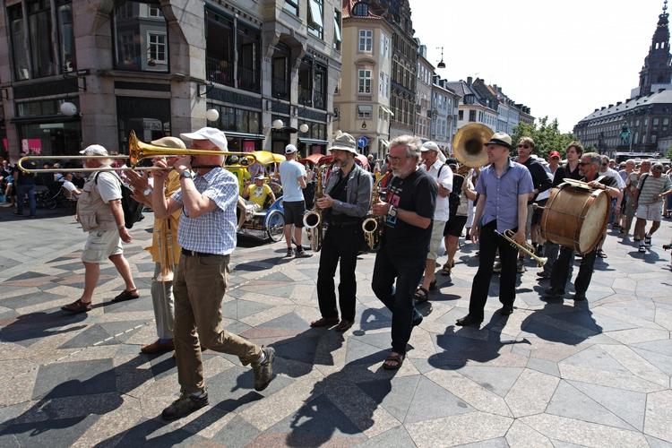 På Strøget har kun én ud af ti turister hørt om jazzfestivalen. Festivalen starter ellers traditionen tro med Orion Brass Bands tur gennem det indre København. 