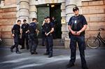 BANDEOPGØR. Masser af politi er mødt op foran Københavns Byret, hvor der i dag falder dom i sag om skyderi mod Brian Sandberg. 