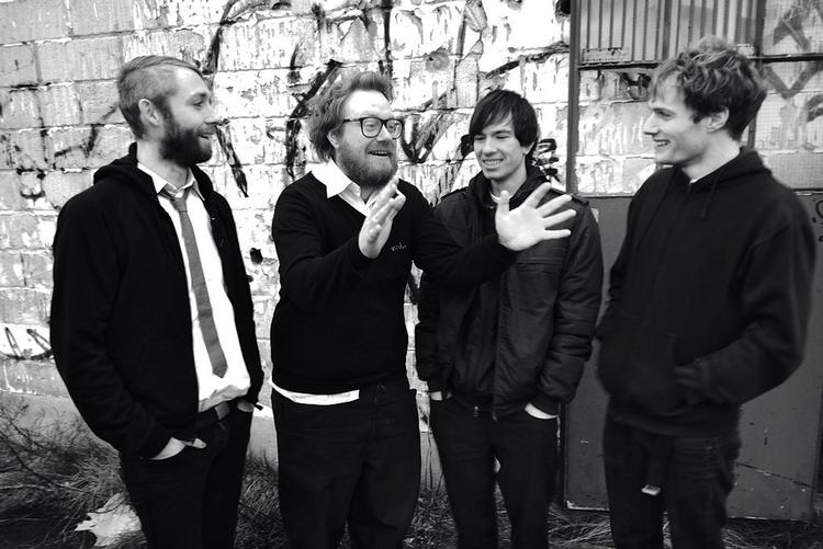 Man kan næsten se stjernerne glitre i forsanger Jacob Bellens´ briller i I Got You on Tapes 'Polkadot'. Nummeret er en ny slags personlig salme i dansk rock. Foto: PR/A:larm 