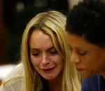 Grådkvalt. Lindsay Lohan brød sammen, da dommen blev afsagt. Til højre ses hendes forsvarer, Shawn Chapman Holley. 