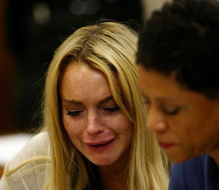 Grådkvalt. Lindsay Lohan brød sammen, da dommen blev afsagt. Til højre ses hendes forsvarer, Shawn Chapman Holley. 