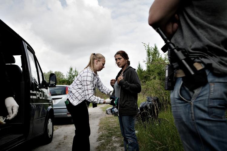 Politiaktion. 23 romaer blev anholdt under aktionen på Amager. Nu står 12 af dem til udvisning af Danmark. Det vides ikke om kvinden på billedet hører til blandt, dem der risikerer udvisning. 