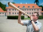 Infernalsk. Vuvuleza-lyden har præget fodboldkampene fra Sydafrika. I disse dage kan besøgende på Moesgaard Museum prøve at trutte i en kopi af en jernalder-vuvuzela. Pr-foto. 
