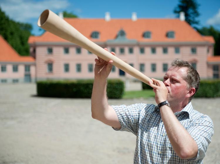 Infernalsk. Vuvuleza-lyden har præget fodboldkampene fra Sydafrika. I disse dage kan besøgende på Moesgaard Museum prøve at trutte i en kopi af en jernalder-vuvuzela. Pr-foto. 