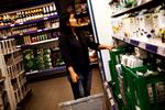 Indkøb. Når Theresa Rafol skal tilberede middagsmaden for sin værtsfamilie, foregår det som regel i Døgn Netto oppe på Strandvejen. Det er praktisk, for den ligger lige over for Lemchesvej, hvor familien bor. 