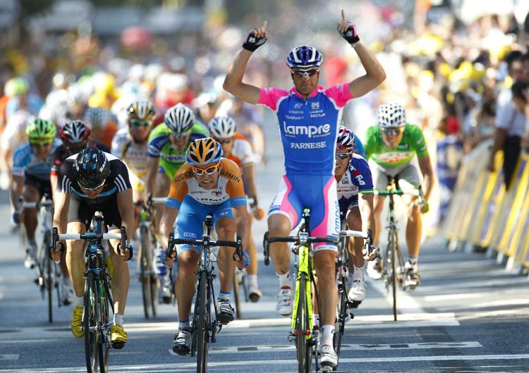 Turbo. Alesssandro Petacchi var dagens hurtigste, da Tour de France-feltet afgjorde etapen i en massespurt. 