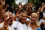 Jubel. Cubanske kvinder, 'Kvinder i hvidt', under en glædesdemonstration i juni efter frigivelsen af oppositionspolitikeren Darsy Ferrer fra fangenskab. Kvinden i midten er Ferrers hustru. 