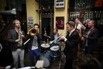 Det seneste år har Six City Stompers(billede) været fast husorkester på det københavnske spillested Jazzhouse, hvor de en gang om måneden har optrådt med en gæstesolist. 