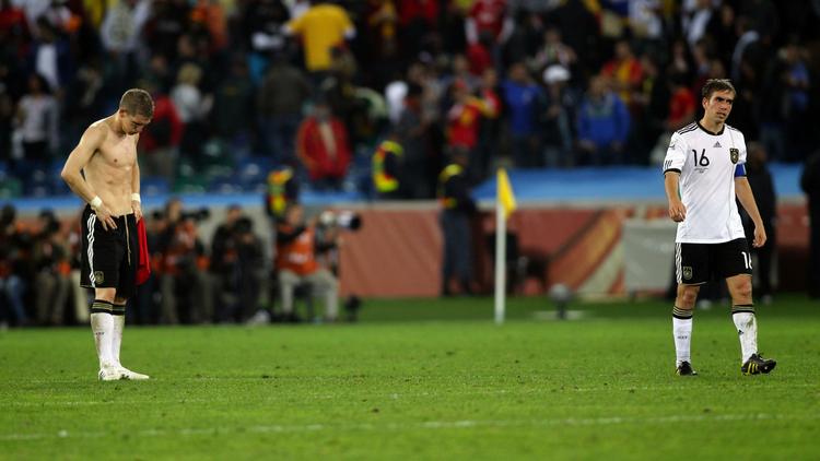 Bittert. Anfører Philipp Lahm (th.) var skuffet over Tysklands nederlag til Spanien i VM-semifinalen. 