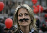 Skæg. Her er det offentligt ansatte, der strejker i 2008 for at få ligeløn. Men vil de nu overhovedet også ha' det..? 