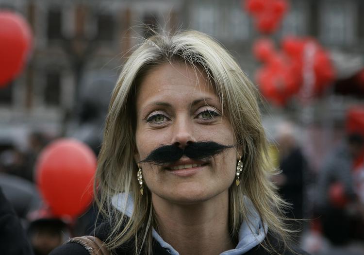 Skæg. Her er det offentligt ansatte, der strejker i 2008 for at få ligeløn. Men vil de nu overhovedet også ha' det..? 