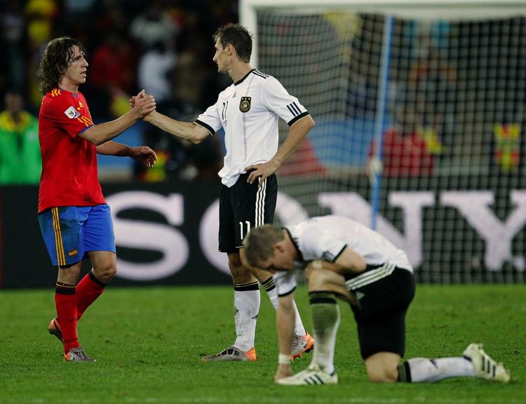 respekt. Carles Puyol og Miroslav Klose er med deres 32 år næppe med ved VM om fire år, hvor Bastian Schweinsteiger (på knæ) sikkert skal i ilden igen med det tyske mandskab. 