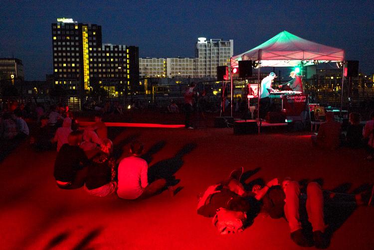 Fra taget i DGi-byen i timen lige før midnat. Her fra Steen Rock og Tue Tracks remixningssession med Herbie Hancock-materiale onsdag aften. I baggrunden de to nye københavnske hoteller ved Kalvebod Brygge. 