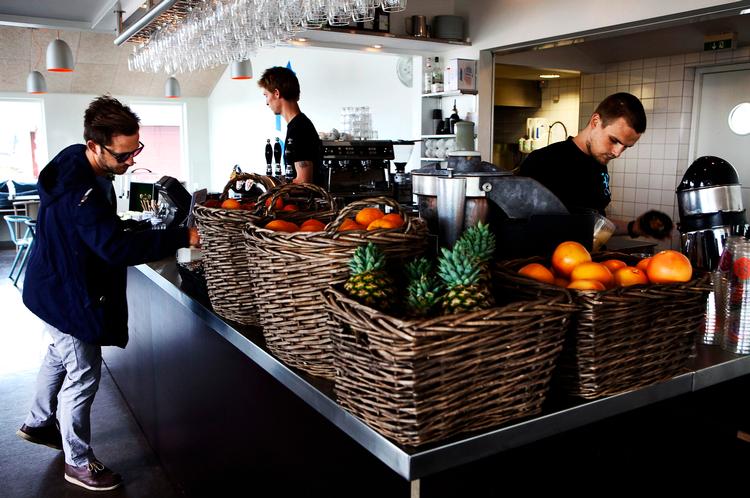 Selv om havneudsigten er 'daaajlig' i Skovshoved, gider man ikke sidde og vente på sin burger i en halv time. Og trods den glimrende smag er 125 kr. alt for meget, når der ikke engang er pomfritter med i købet.