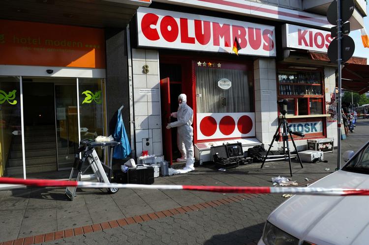 Gerningssted. Det var her på denne pub, at en 42-årig tysker fik for meget af to italieneres pralen. Det kostede dem begge livet. 