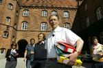 Farvel. Greven tog det roligt. Men han var ikke tilfreds med at blive smidt ud af Gisselfeld Kloster ved Haslev. Nu vil han tage til Sverige og bo i en lejlighed, siger han. Derovre har de mere respekt. 