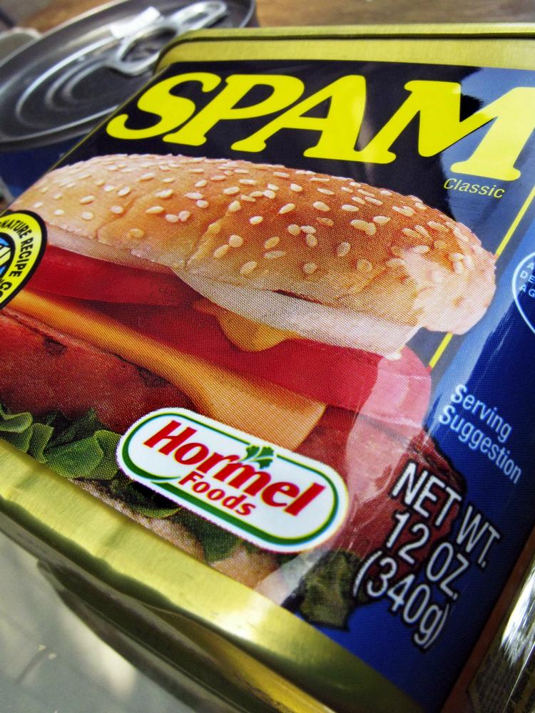 Dåsen med kød-efterligningen Spam blev serveret til soldaterne under 2. verdenskrig. De hadede det - og derfor fik ordet en negativ klang. 