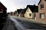 Rundt i de små lokalsamfund får huse lov til af forfalde, som her i Øster Assels på Mors. 