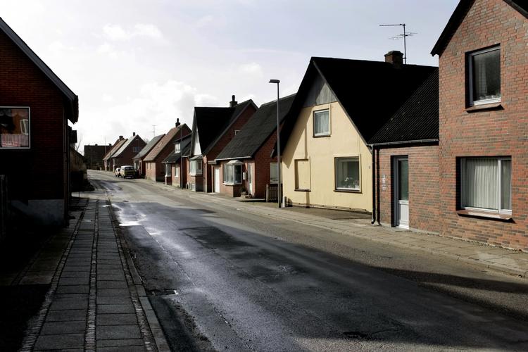 Rundt i de små lokalsamfund får huse lov til af forfalde, som her i Øster Assels på Mors. 