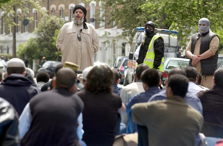 BØNNEMØDE. Abu Hamza leder bønnen foran Finsbury Park-moskeen i London. Arkivfoto. 