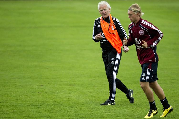 TILFREDS. Morten Olsen tror på, at Simon Kjærs skifte til Wolfsburg vil styrke hans udvikling. 