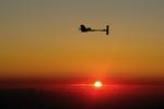Solist. Her ses 'The Solar Impulse' i morges, da solen stod op. Solcelleflyet havde klaret det gennem natten på én dags sol. 
