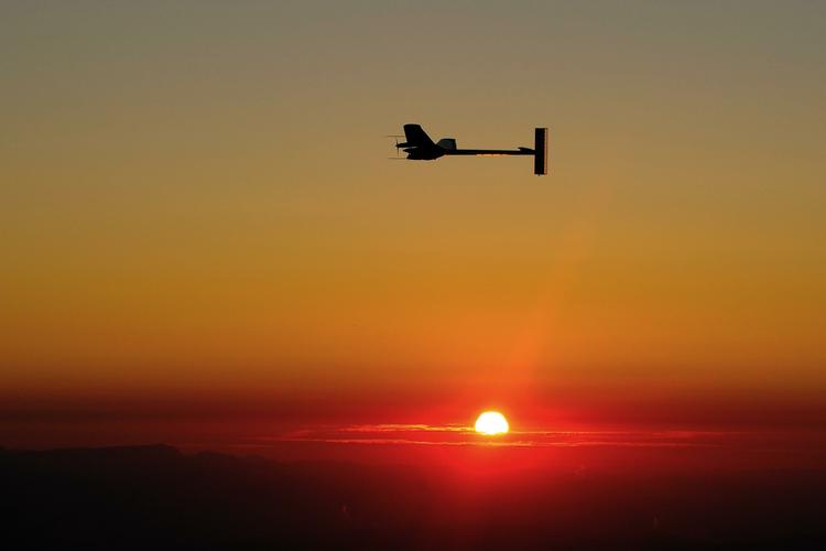 Solist. Her ses 'The Solar Impulse' i morges, da solen stod op. Solcelleflyet havde klaret det gennem natten på én dags sol. 