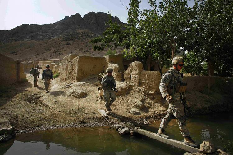 krigshærget. Den store militære indsats har ikke dæmmet op for korruptionen stadig i Afghanistan. Her ses amerikanske soldater på patrulje uden for Kandahar. 