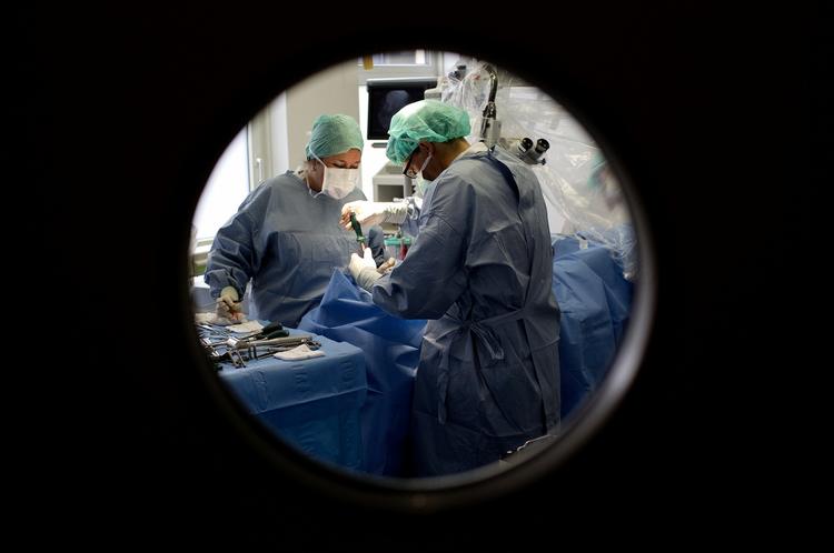 Operation. Mangelfuld sterilisering af operationsudstyr kan ifølge ny forskning forklare nogle tilfælde af den sjældne sygdom CJD. 