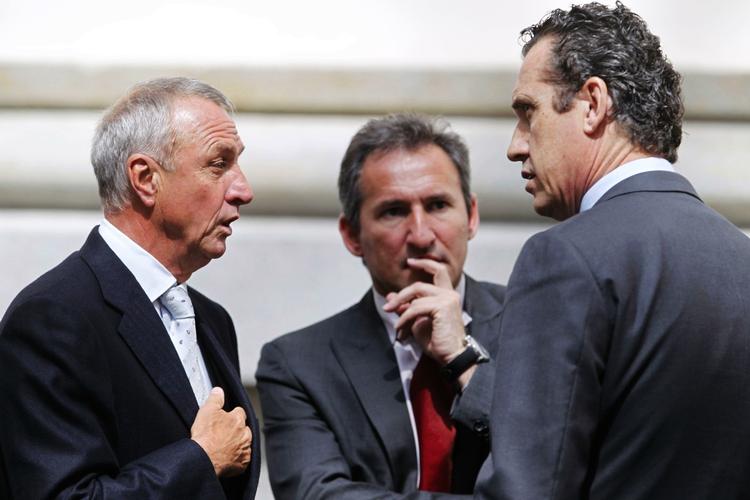 'Spanier'. Johan Cruyff har en lang historie med spansk fodbold. Her ses han til Champions League-finalen i selskab med Barcelonas sportsdirektør, Txiki Begiristain, og Real Madrids sportsdirektør,  Jorge Valdano. 