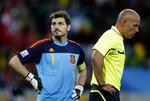 Hm.... Iker Casillas og de øvrige spanske spillere har ikke de bedste erfaringer med Howard Webb, der dømte deres 0-1-kamp mod Schweiz. Han gav dog en schweizer et rødt kort i den kamp. 