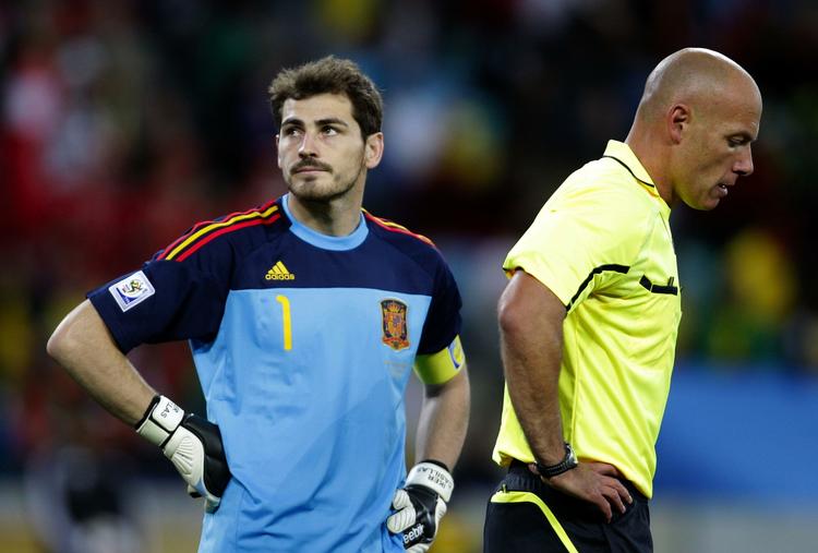 Hm.... Iker Casillas og de øvrige spanske spillere har ikke de bedste erfaringer med Howard Webb, der dømte deres 0-1-kamp mod Schweiz. Han gav dog en schweizer et rødt kort i den kamp. 