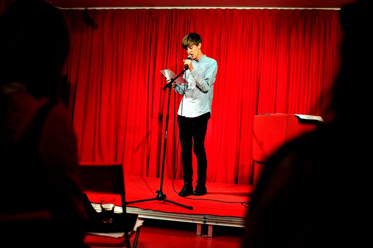 På scenen. Jakob Slebsager er gået de tunge skridt op på scenen og står foran mikrofonen. Han er kommet godt i gang med egne værker og en Ian Curtis-tekst, han frit har oversat og fortolket. 