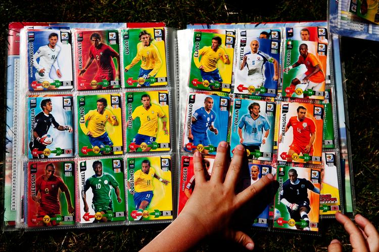 Dille. Topscorere, driblere, forsvarsbisser og falmede stjerner. Man skal have dem alle sammen, hvis man er samler. Og lige nu ligger raske drenge og voksne mænd og drømmer om kortet med ham fra Elfenbenskysten eller Nordkorea. Ham, de mangler. 